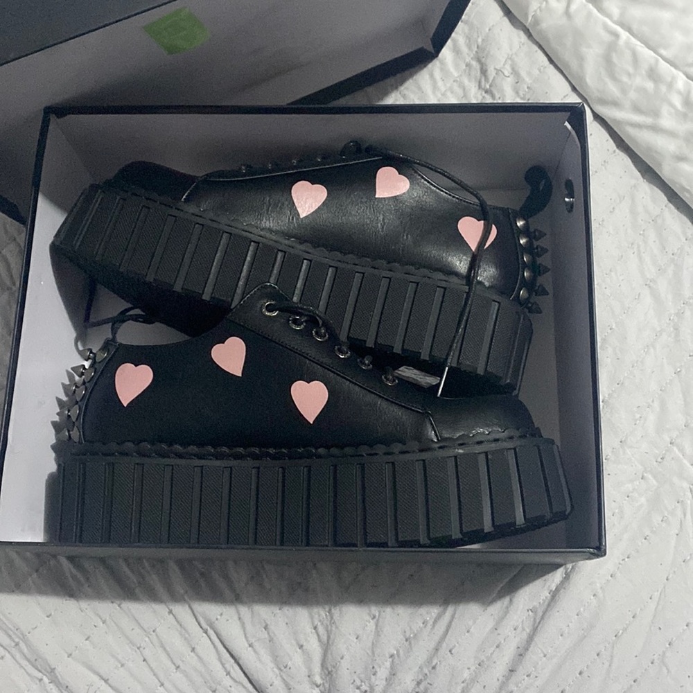 LA MODA/dolls kill  pink heart creepers